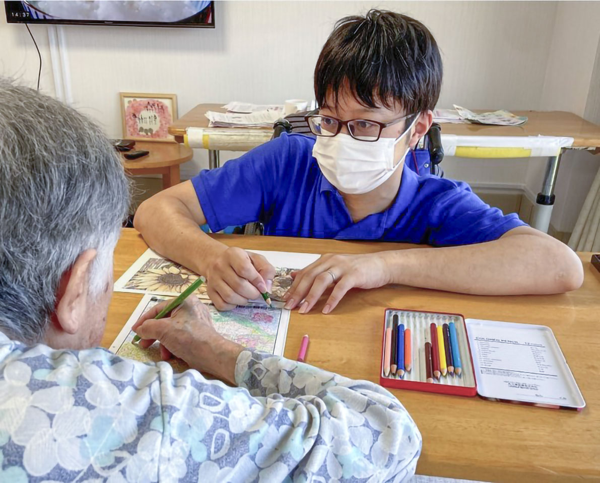 ゴールドライフ大東で介護職に励む渡瀬智仁さん