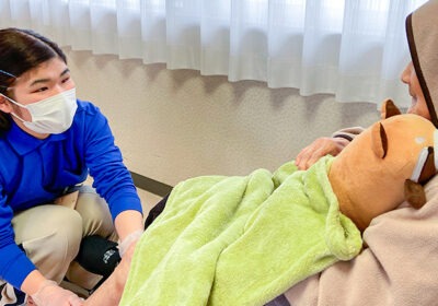 介護職員が入居者に対して機能訓練またはケアを実施している場面